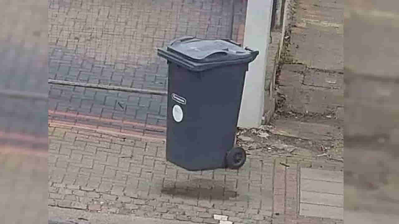 Photo Puzzle: చెత్త డబ్బా గాల్లో ఎలా తేలుతుందబ్బా.? ట్విస్ట్ తెలిస్తే థ్రిల్ అవ్వడం పక్కా..