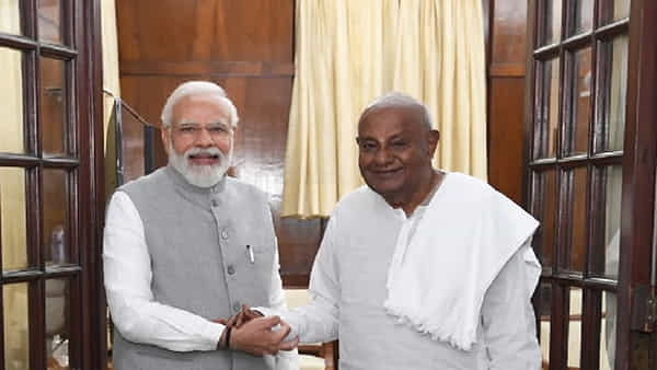 BJP - JDS: బీజేపీ వైపు జేడీఎస్ చూపు.. హస్తినలో మారుతున్న రాజకీయ పరిణామాలు..