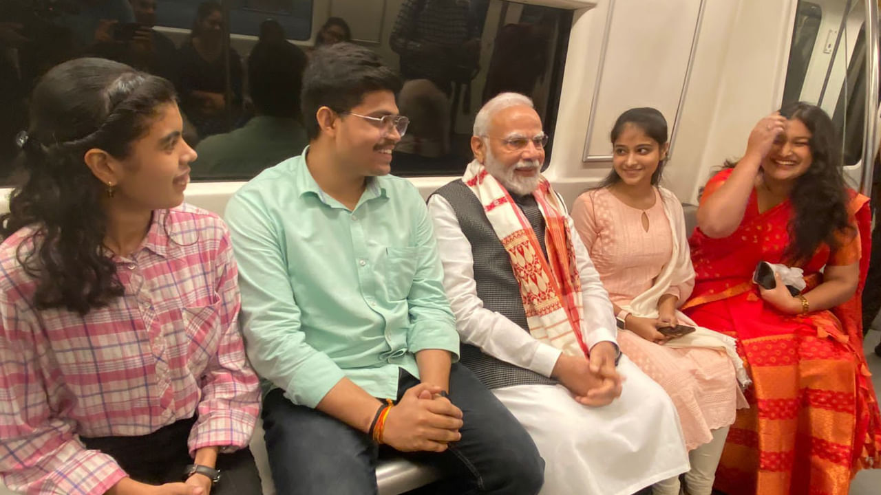 PM Modi interacts with Delhi Metro passengers: ఢిల్లీ యూనివర్సిటీ శతాబ్ది ఉత్సవాలు నేటితో ముగియనున్నాయి. ఢిల్లీ యూనివర్సిటీ శతాబ్ది ఉత్సవాలు ముగింపు కార్యక్రమంలో ప్రధానమంత్రి నరేంద్ర మోడీ పాల్గొన్నారు. ఢిల్లీ యూనివర్సిటీ శతాబ్ది ముగింపు ఉత్సవాల్లో మోడీ ప్రసంగించడంతోపాటు.. పలు అభివృద్ధి కార్యక్రమాలను ప్రారంభించనున్నారు.