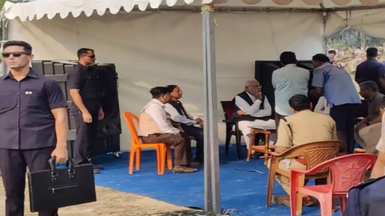 Prime Minister Modi reached the spot and held a meeting with the officials.  Prime Minister Modi reviewed the rescue operations at the accident site.  Pradani spoke to local officials, disaster relief force personnel and railway officials.  All possible facilities and assistance are advised to the injured.
