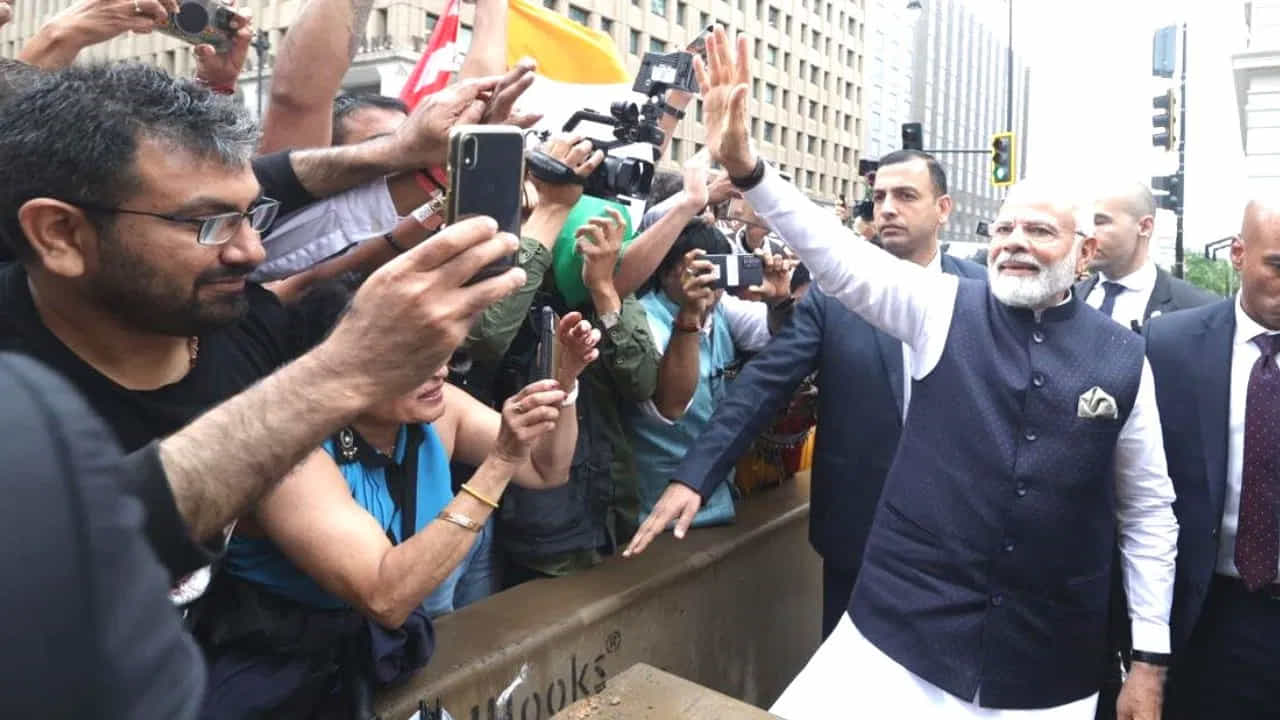 ప్రధాని మోడీ బస చేసిన విల్లార్డ్ ఇంటర్కాంటినెంటల్ హోటల్ లోపల, వెలుపల భారీ సంఖ్యలో భారతీయులు ఆయనకు స్వాగతం పలికారు. కొందరు సంఘ సభ్యులు సాంస్కృతిక కార్యక్రమాలు నిర్వహించారు.