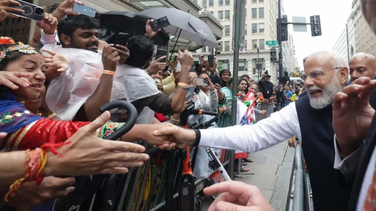 ప్రధాని విదేశీ భారతీయులను కలుసుకుని శుభాకాంక్షలు తెలిపారు. ఇక్కడ భారతీయ సమాజంలోని ప్రజలు ఆయనకు ఘనస్వాగతం పలికారు. ప్రధాని మోదీ ఇక్కడ ఓ చిన్నారికి ఆటోగ్రాఫ్ కూడా ఇచ్చారు.