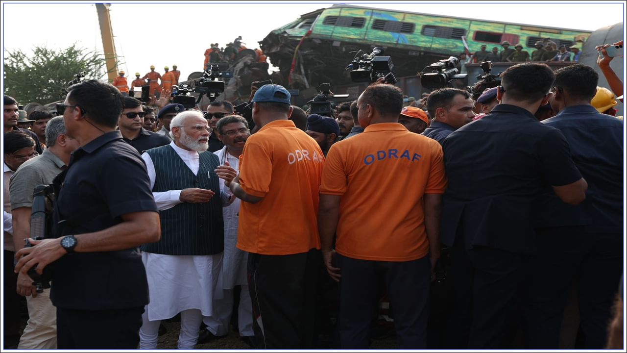 Odisha Train Accident: ఒడిశా రైలు ప్రమాద స్థలాన్ని ప్రధాని నరేంద్ర మోడీ పరిశీలించిన దృశ్యాలు