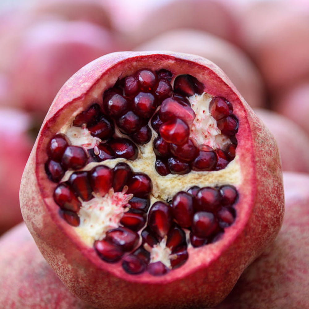 గ్లోయింగ్ స్కిన్ మీ ముఖ చర్మంపై మెరుపును పొందాలంటే రోజూ దానిమ్మపండు తినడం అలవాటు చేసుకోండి. దీని కారణంగా చర్మం మెరుస్తుంది. అలాగే మచ్చలు తొలగిపోతాయి. ఈ పండులో బయో ఫ్లేవనాయిడ్లు ఉంటాయి. అలాగే వృద్ధాప్యం యొక్క ప్రభావాలను తగ్గిస్తాయి.