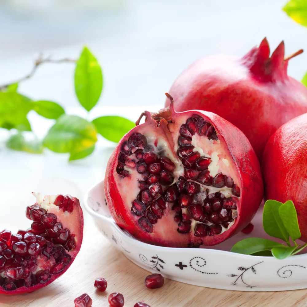 యాంటీఆక్సిడెంట్లు కణాలను దెబ్బతినకుండా రక్షిస్తాయి, క్యాన్సర్ వంటి వ్యాధులను నిరోధిస్తాయి దానిమ్మలు ప్రోస్టేట్, రొమ్ము, ఊపిరితిత్తులు మరియు పెద్దప్రేగు క్యాన్సర్లను నివారించడంలో సమర్థవంతంగా పనిచేసే సామర్థ్యాన్ని చూపుతాయి.