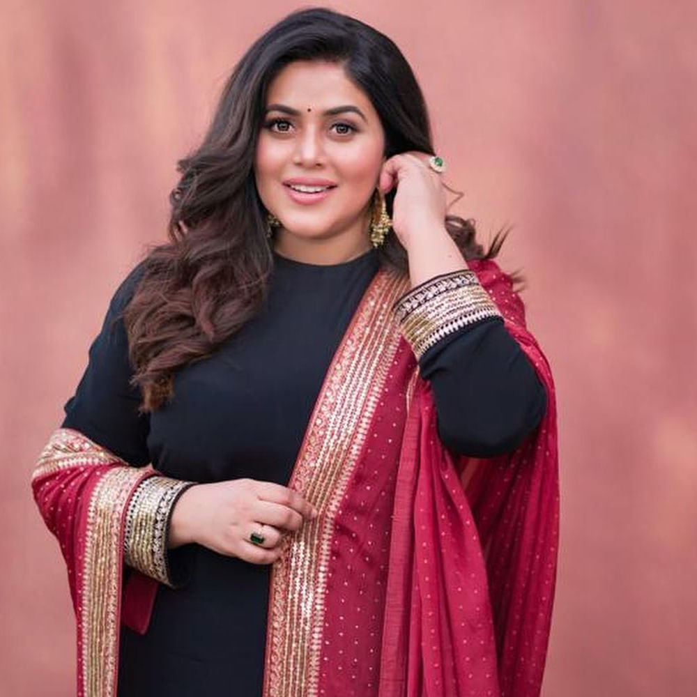 Shamna Kasim (Poorna) is nothing special.  On the one hand, she judges various TV shows and shines in movies whenever she gets a chance.  It is known that Poorna is married to a Dubai businessman.  She also gave birth to a baby boy.