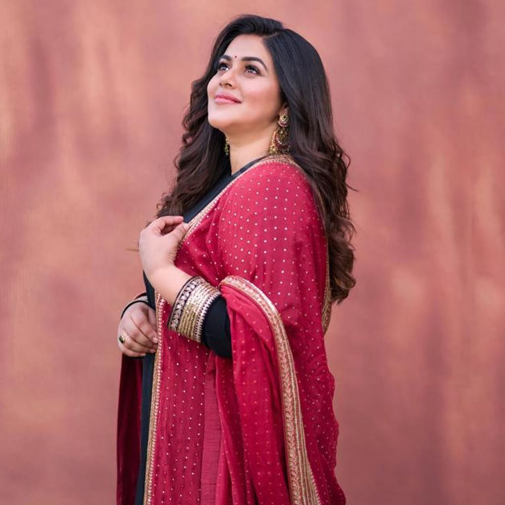 Shamna Kasim (Poorna) is nothing special.  On the one hand, she judges various TV shows and shines in movies whenever she gets a chance.  It is known that Poorna is married to a Dubai businessman.  She also gave birth to a baby boy.