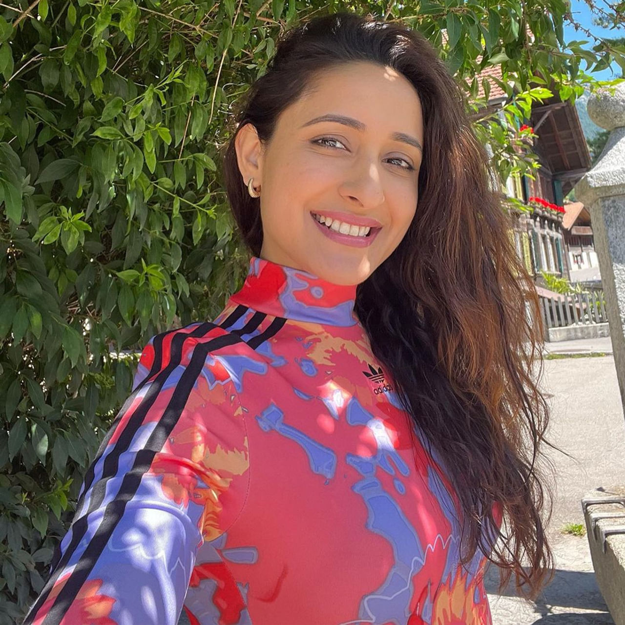 కంచె సినిమా తో హీరోయిన్ గా తెలుగు ప్రేక్షకులకు పరిచయం అయిన ముద్దుగుమ్మ ప్రగ్యా జైస్వాల్. మొదటి సినిమాతో మంచి విజయాన్ని సొంతం అందుకుంది. తొలి సినిమాతోనే అందం అభినయంతో ఆకట్టుకుంది ఈ వయ్యారి భామ. చూడచక్కని రూపంతో పాటు నటనతోనూ కట్టిపడేసింది. అందమైన ఈ అమ్మడి యొక్క అందాల ఆరబోత గురించి ఎంత చెప్పినా తక్కువే. ఇక సోషల్ మీడియాలో చాలా యాక్టివ్ గా ఉంటుంది ఈ బ్యూటీ. వయ్యారంగా ఫొటోలకు ఫోజ్ ఇచ్చిన ఈ అమ్మడిని చూస్తూ నెటిజన్స్ వావ్ అంటూ కామెంట్స్ చేస్తున్నారు.