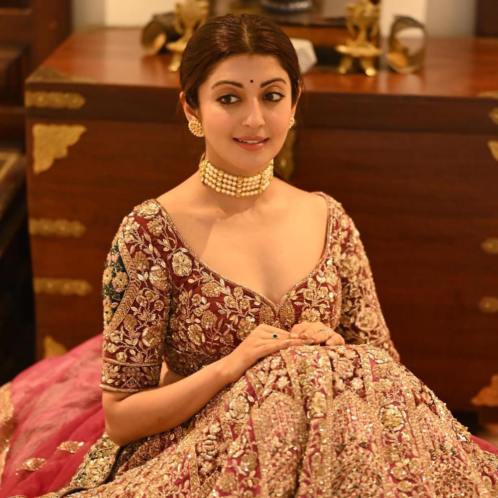 అందం, అభినయంతో తెలుగు ప్రేక్షకులు మనసు దోచుకున్న అందాల నటి ప్రణీత. ఏం పిల్లో.. ఏం పిల్లడో సినిమాతో తెలుగు సినీ పరిశ్రమకు పరిచయమైన ఈ కన్నడ నటి పవర్ స్టార్ పవన్ కల్యాణ్ నటించిన అత్తారింటికి దారేది సినిమాతో తెలుగు ప్రేక్షకులకు బాగా దగ్గరయ్యారు. తర్వాత జూనియర్ ఎన్టీఆర్ రభస చిత్రంలో సెకండ్ హీరోయిన్ గా కనిపించింది. తర్వాత రామ్ హలో గురు ప్రేమకోసమే చిత్రంలో నటించి మెప్పించింది. చివరిగా తెలుగులో ఎన్టీఆర్ బయోపిక్ లో కృష్ణ కుమారి పాత్రలో నటించింది ఈ భామ.