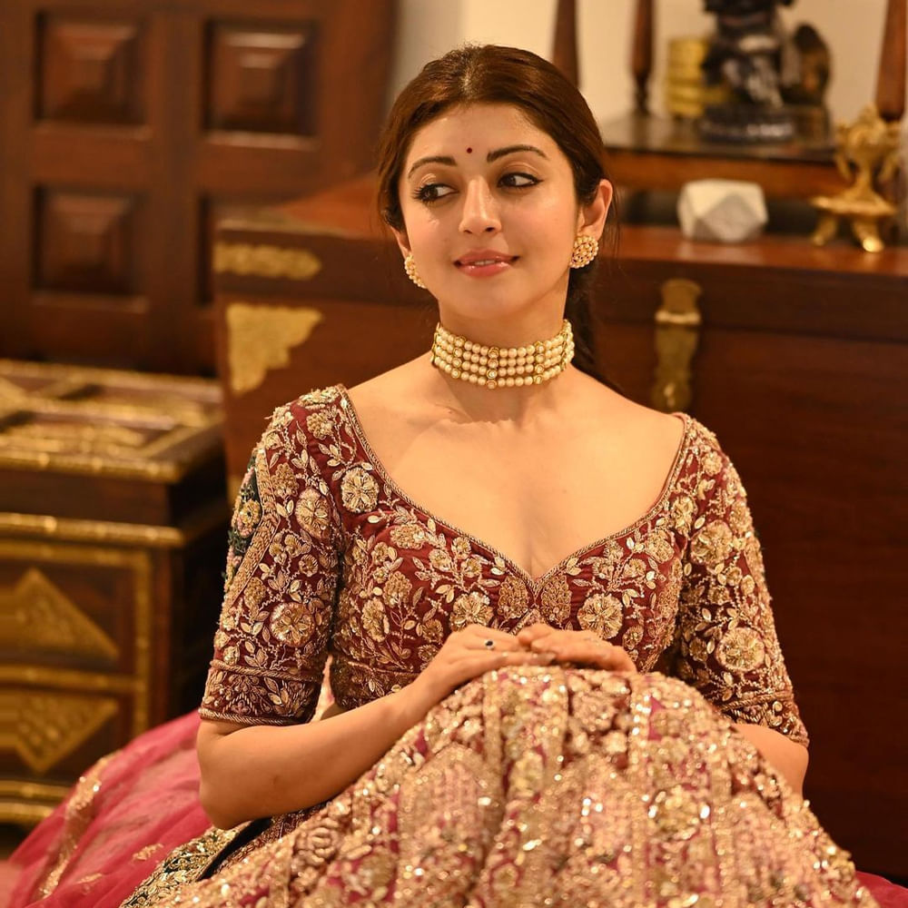 అందం, అభినయంతో తెలుగు ప్రేక్షకులు మనసు దోచుకున్న అందాల నటి ప్రణీత. ఏం పిల్లో.. ఏం పిల్లడో సినిమాతో తెలుగు సినీ పరిశ్రమకు పరిచయమైన ఈ కన్నడ నటి పవర్ స్టార్ పవన్ కల్యాణ్ నటించిన అత్తారింటికి దారేది సినిమాతో తెలుగు ప్రేక్షకులకు బాగా దగ్గరయ్యారు. తర్వాత జూనియర్ ఎన్టీఆర్ రభస చిత్రంలో సెకండ్ హీరోయిన్ గా కనిపించింది. తర్వాత రామ్ హలో గురు ప్రేమకోసమే చిత్రంలో నటించి మెప్పించింది. చివరిగా తెలుగులో ఎన్టీఆర్ బయోపిక్ లో కృష్ణ కుమారి పాత్రలో నటించింది ఈ భామ.