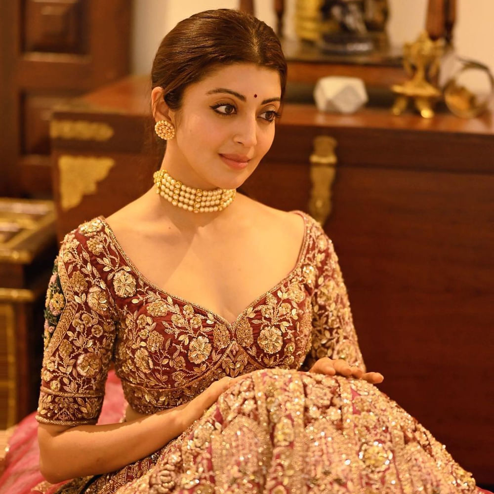 అందం, అభినయంతో తెలుగు ప్రేక్షకులు మనసు దోచుకున్న అందాల నటి ప్రణీత. ఏం పిల్లో.. ఏం పిల్లడో సినిమాతో తెలుగు సినీ పరిశ్రమకు పరిచయమైన ఈ కన్నడ నటి పవర్ స్టార్ పవన్ కల్యాణ్ నటించిన అత్తారింటికి దారేది సినిమాతో తెలుగు ప్రేక్షకులకు బాగా దగ్గరయ్యారు. తర్వాత జూనియర్ ఎన్టీఆర్ రభస చిత్రంలో సెకండ్ హీరోయిన్ గా కనిపించింది. తర్వాత రామ్ హలో గురు ప్రేమకోసమే చిత్రంలో నటించి మెప్పించింది. చివరిగా తెలుగులో ఎన్టీఆర్ బయోపిక్ లో కృష్ణ కుమారి పాత్రలో నటించింది ఈ భామ.