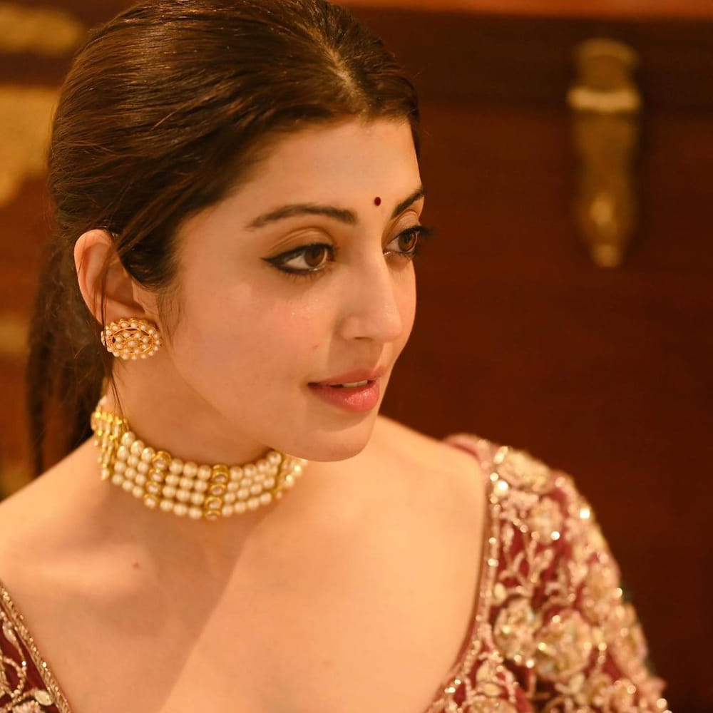 అందం, అభినయంతో తెలుగు ప్రేక్షకులు మనసు దోచుకున్న అందాల నటి ప్రణీత. ఏం పిల్లో.. ఏం పిల్లడో సినిమాతో తెలుగు సినీ పరిశ్రమకు పరిచయమైన ఈ కన్నడ నటి పవర్ స్టార్ పవన్ కల్యాణ్ నటించిన అత్తారింటికి దారేది సినిమాతో తెలుగు ప్రేక్షకులకు బాగా దగ్గరయ్యారు. తర్వాత జూనియర్ ఎన్టీఆర్ రభస చిత్రంలో సెకండ్ హీరోయిన్ గా కనిపించింది. తర్వాత రామ్ హలో గురు ప్రేమకోసమే చిత్రంలో నటించి మెప్పించింది. చివరిగా తెలుగులో ఎన్టీఆర్ బయోపిక్ లో కృష్ణ కుమారి పాత్రలో నటించింది ఈ భామ.