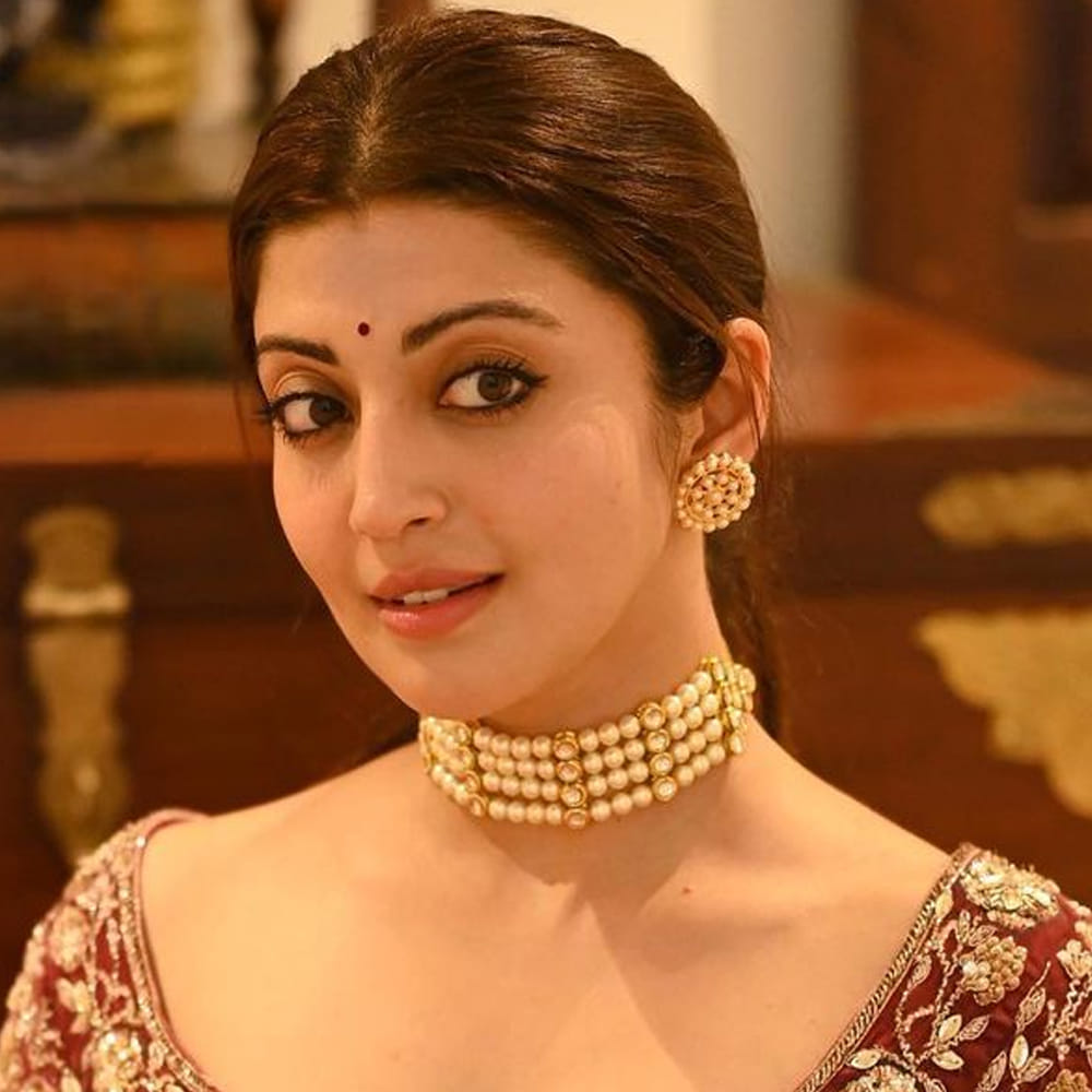 అందం, అభినయంతో తెలుగు ప్రేక్షకులు మనసు దోచుకున్న అందాల నటి ప్రణీత. ఏం పిల్లో.. ఏం పిల్లడో సినిమాతో తెలుగు సినీ పరిశ్రమకు పరిచయమైన ఈ కన్నడ నటి పవర్ స్టార్ పవన్ కల్యాణ్ నటించిన అత్తారింటికి దారేది సినిమాతో తెలుగు ప్రేక్షకులకు బాగా దగ్గరయ్యారు. తర్వాత జూనియర్ ఎన్టీఆర్ రభస చిత్రంలో సెకండ్ హీరోయిన్ గా కనిపించింది. తర్వాత రామ్ హలో గురు ప్రేమకోసమే చిత్రంలో నటించి మెప్పించింది. చివరిగా తెలుగులో ఎన్టీఆర్ బయోపిక్ లో కృష్ణ కుమారి పాత్రలో నటించింది ఈ భామ.