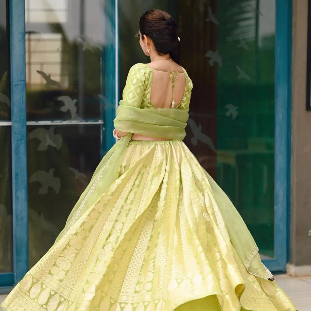 ప్రణిత సుభాష్ సోషల్ మీడియాలో తన లేటెస్ట్‌ ఫోటోలను షేర్ చేశారు. ఈ ఫోటోల్లో ఆమె ట్రెడిషనల్ లుక్‌లో ఎంతో అందంగా కనిపిస్తూ అందరి దృష్టిని ఆకర్షించింది.