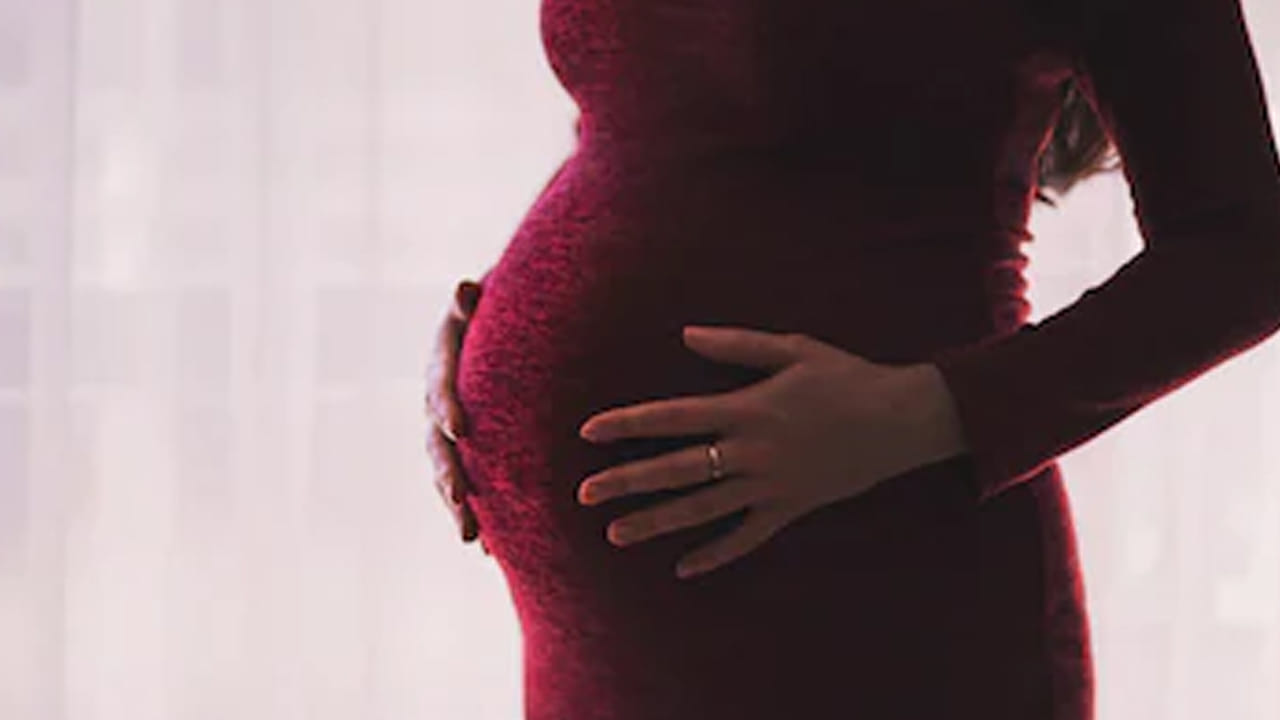 Telangana: డబ్బు విషయంలో గొడవ.. గర్భిణి అని కనికరం లేకుండా కత్తితో పొడిచిన భర్త..