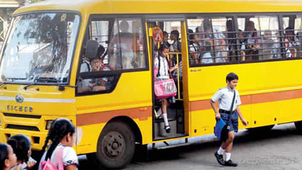 Andhra Pradesh: ఫిట్నెస్ సర్టిఫికేట్ లేని ప్రైవేట్ స్కూల్ బస్సులు సీజ్..