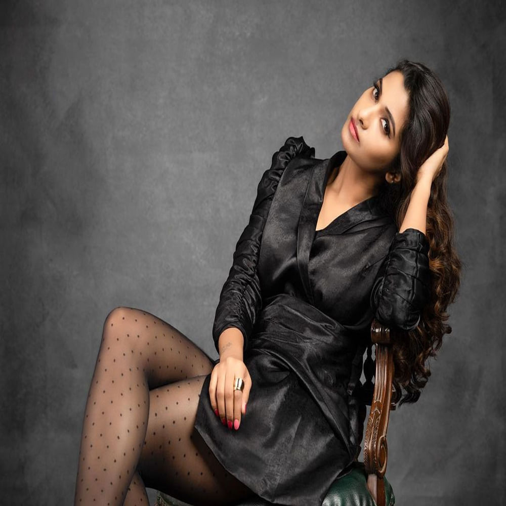 తమిళ్ మేయాద మాన్ చిత్రంతో ఇండస్ట్రీలోకి అడుపెట్టింది ప్రియ భవాని శంకర్. వరుస హిట్ చిత్రాల్లో నటించి కోలీవుడ్ లో స్టార్ హీరోయిన్ అయిపోయింది ఈ ముద్దుగుమ్మ. ఇటీవల తెలుగులో సంతోష్ శోభన్ సరసన  కళ్యాణం కమనీయం చిత్రంలో నటించింది ఈ భామ. తెలుగు ఈమెకు మొదటి చిత్రమిది. తాజాగా ఈ బీటీ సోషల్ మీడియాలో షేర్ చేసిన ఫోటోలు తెగ వైరల్ అవుతున్నాయి.