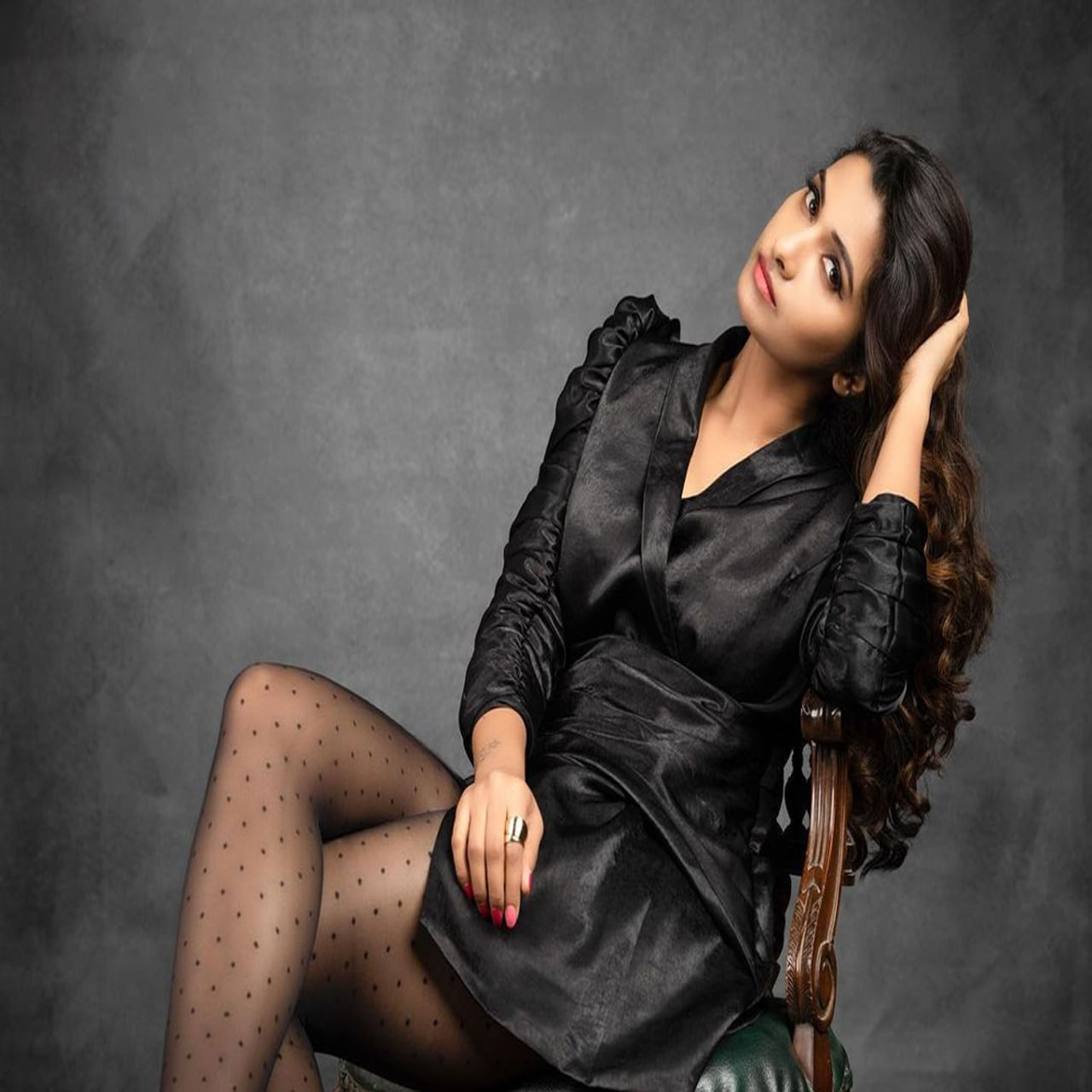 తమిళ్ మేయాద మాన్ చిత్రంతో ఇండస్ట్రీలోకి అడుపెట్టింది ప్రియ భవాని శంకర్. వరుస హిట్ చిత్రాల్లో నటించి కోలీవుడ్ లో స్టార్ హీరోయిన్ అయిపోయింది ఈ ముద్దుగుమ్మ. ఇటీవల తెలుగులో సంతోష్ శోభన్ సరసన  కళ్యాణం కమనీయం చిత్రంలో నటించింది ఈ భామ. తెలుగు ఈమెకు మొదటి చిత్రమిది. తాజాగా ఈ బీటీ సోషల్ మీడియాలో షేర్ చేసిన ఫోటోలు తెగ వైరల్ అవుతున్నాయి.