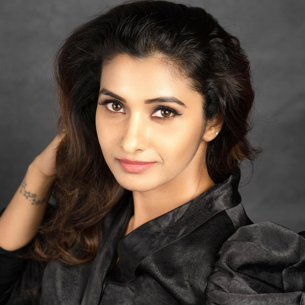 తమిళ్ మేయాద మాన్ చిత్రంతో ఇండస్ట్రీలోకి అడుపెట్టింది ప్రియ భవాని శంకర్. వరుస హిట్ చిత్రాల్లో నటించి కోలీవుడ్ లో స్టార్ హీరోయిన్ అయిపోయింది ఈ ముద్దుగుమ్మ. ఇటీవల తెలుగులో సంతోష్ శోభన్ సరసన  కళ్యాణం కమనీయం చిత్రంలో నటించింది ఈ భామ. తెలుగు ఈమెకు మొదటి చిత్రమిది. తాజాగా ఈ బీటీ సోషల్ మీడియాలో షేర్ చేసిన ఫోటోలు తెగ వైరల్ అవుతున్నాయి.