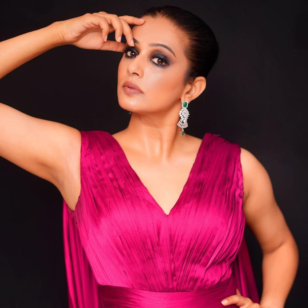 ఎవరే అతగాడు సినిమాతో తెలుగు ప్రేక్షకులకు పలకరించింది అందాల తార ప్రియమణి. యమదొంగ చిత్రంతో భారీ విజయాన్ని అందుకుంది ఈ బ్యూటీ. ఇక వివాహం తర్వాత సినిమాలకు కాస్త బ్రేక్‌ తీసుకొని ది ఫ్యామిలీ మ్యాన్‌ వెబ్‌ సిరీస్‌లో నటించి మళ్లీ అందరి దృష్టిని తనవైపు తిప్పుకున్న ప్రియమణి. 2022లో భామ కలాపం, DR56 చిత్రాలలో తనదైన నటనతో ఆకట్టుకుంది. ఇటీవలే కస్టడీ చిత్రంలో ప్రతినాయకి పాత్రలో నటించి మెప్పించింది. అయితే తాజా ఈ ముద్దుగుమ్మ షేర్ చేసిన ఫోటోలు వైరల్ గా మారాయి.