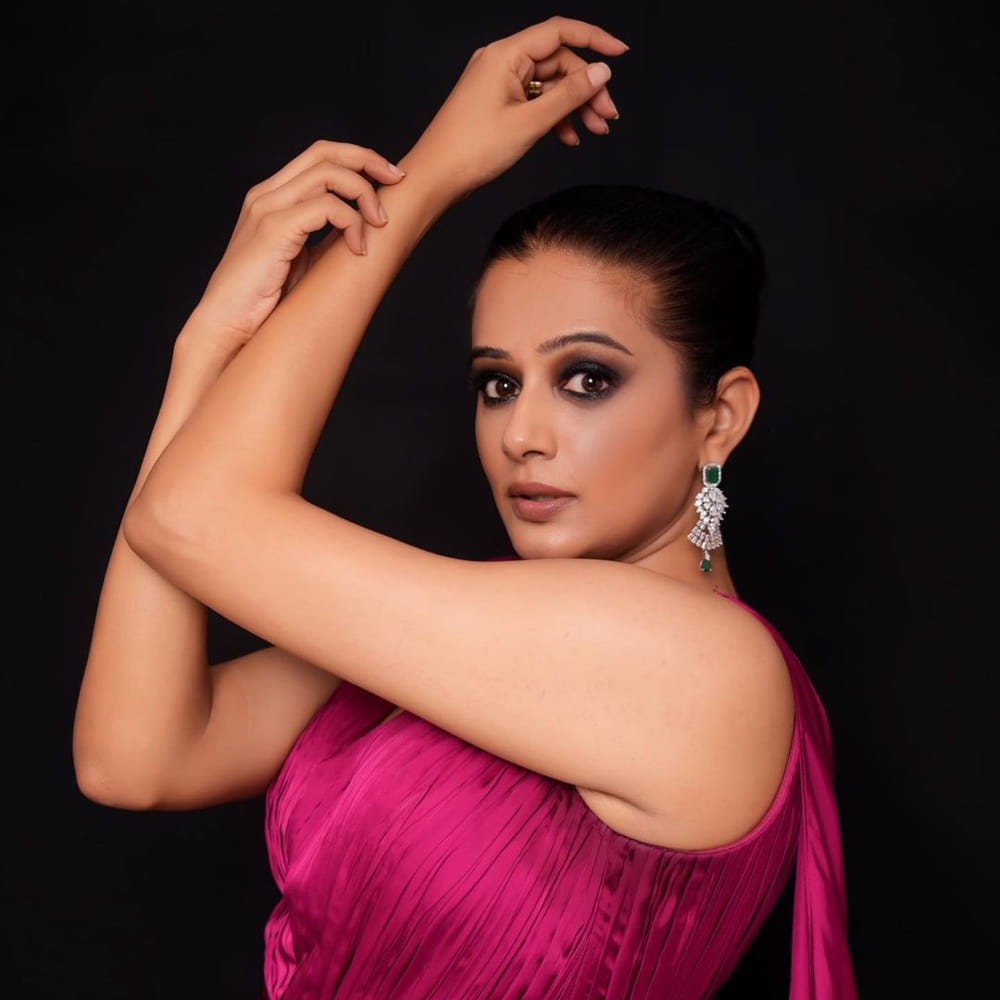 ఎవరే అతగాడు సినిమాతో తెలుగు ప్రేక్షకులకు పలకరించింది అందాల తార ప్రియమణి. యమదొంగ చిత్రంతో భారీ విజయాన్ని అందుకుంది ఈ బ్యూటీ. ఇక వివాహం తర్వాత సినిమాలకు కాస్త బ్రేక్‌ తీసుకొని ది ఫ్యామిలీ మ్యాన్‌ వెబ్‌ సిరీస్‌లో నటించి మళ్లీ అందరి దృష్టిని తనవైపు తిప్పుకున్న ప్రియమణి. 2022లో భామ కలాపం, DR56 చిత్రాలలో తనదైన నటనతో ఆకట్టుకుంది. ఇటీవలే కస్టడీ చిత్రంలో ప్రతినాయకి పాత్రలో నటించి మెప్పించింది. అయితే తాజా ఈ ముద్దుగుమ్మ షేర్ చేసిన ఫోటోలు వైరల్ గా మారాయి.