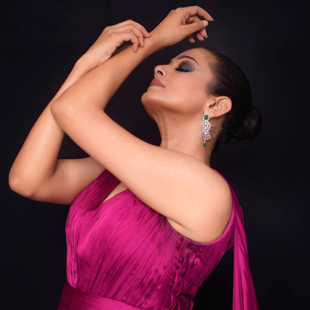 ఎవరే అతగాడు సినిమాతో తెలుగు ప్రేక్షకులకు పలకరించింది అందాల తార ప్రియమణి. యమదొంగ చిత్రంతో భారీ విజయాన్ని అందుకుంది ఈ బ్యూటీ. ఇక వివాహం తర్వాత సినిమాలకు కాస్త బ్రేక్‌ తీసుకొని ది ఫ్యామిలీ మ్యాన్‌ వెబ్‌ సిరీస్‌లో నటించి మళ్లీ అందరి దృష్టిని తనవైపు తిప్పుకున్న ప్రియమణి. 2022లో భామ కలాపం, DR56 చిత్రాలలో తనదైన నటనతో ఆకట్టుకుంది. ఇటీవలే కస్టడీ చిత్రంలో ప్రతినాయకి పాత్రలో నటించి మెప్పించింది. అయితే తాజా ఈ ముద్దుగుమ్మ షేర్ చేసిన ఫోటోలు వైరల్ గా మారాయి.