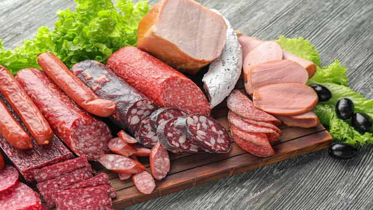 Processed meat: Processed meat found outside is harmful to the body.  Taking this will increase the problem of infertility in men.  Not only that, consuming processed meat can also lower sperm count.  So stop eating processed meat foods from today. 