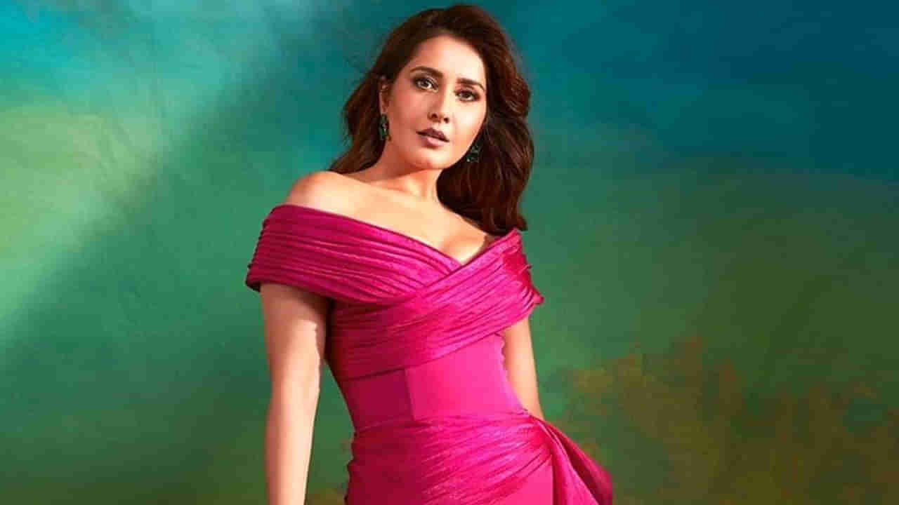 Rashi Khanna: ఈ  రేంజ్‌లో అందాలు ఆరబోస్తున్నా పెద్ద హీరోలు పట్టించుకోరేంటబ్బా..!!