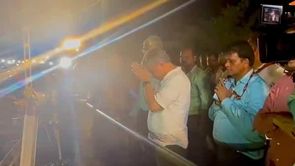 Ashwini Vaishnaw శభాష్ మినిస్టర్ గారూ.. అందరికీ ఆదర్శంగా నిలిచిన రైల్వే మంత్రి అశ్విని వైష్ణవ్..