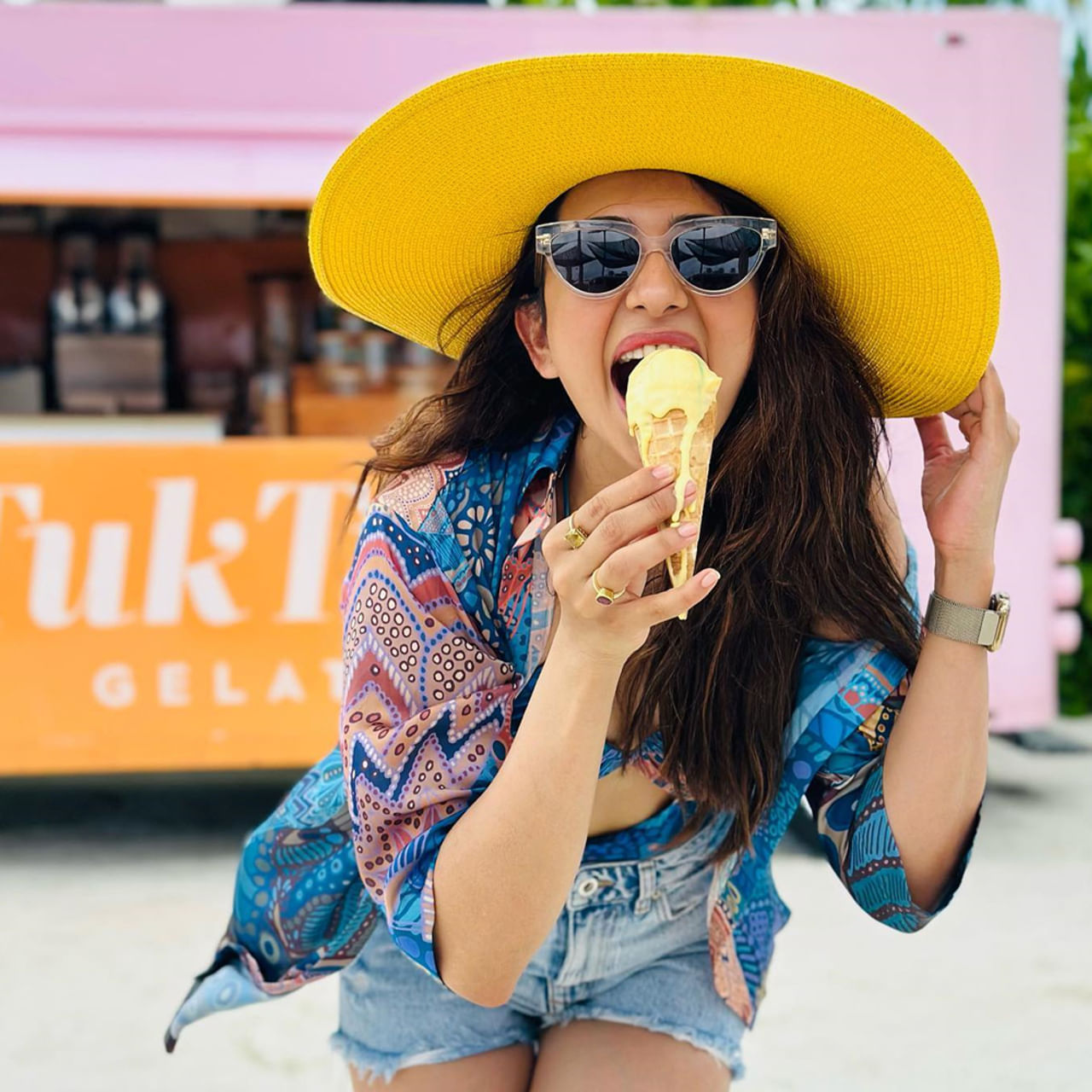 అనతి కాలంలోనే టాప్‌ హీరోయిన్ల జాబితాలో చేరింది అందాల తార రకుల్‌ ప్రీత్‌ సింగ్‌. వరుస సినిమాలు అవకాశాలు దక్కించుకున్న ఈ బ్యూటీ.. టాలీవుడ్‌లో దాదాపు అందరు అగ్రహీరోల సరసన ఆడిపాడింది.. తాజాగా ఈ సుందరి షేర్ చేసిన ఫోటోస్ చూస్తే ఎవరైనా పడిపోవాల్సిందే.