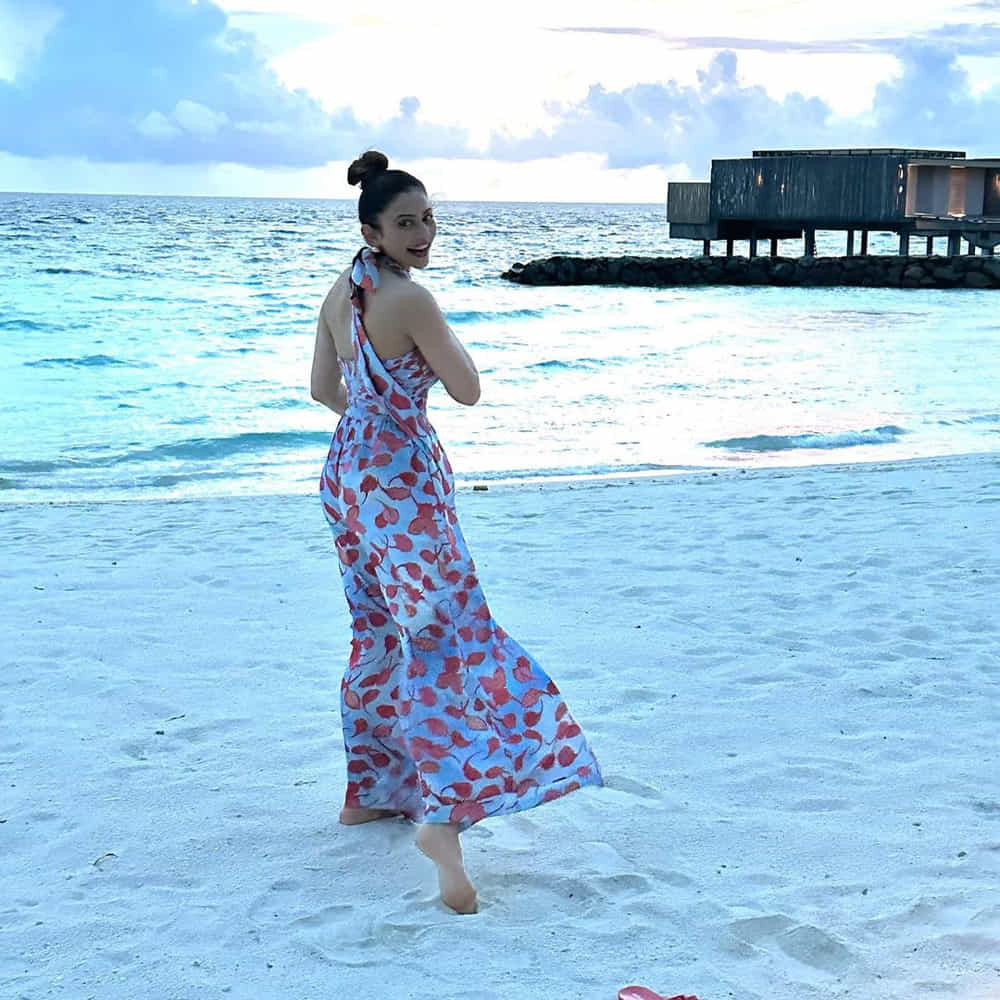 టాలీవుడ్ టాప్ హీరోయిన్ల లిస్ట్ లో తక్కువ టైం లోనే చేరింది అందాల తార రకుల్ ప్రీత్ సింగ్. వరుస సినిమాలు అవకాశాలు దక్కించుకుంది ఈ బ్యూటీ. టాలీవుడ్లో దాదాపు అందరు అగ్రహీరోల సరసన ఆడిపాడింది. కెరటం సినిమాతో టాలీవుడ్ లోకి అరంగేట్రం చేసింది. ఈ భామ తాజాగా సోషల్ మీడియాలో ఫోటోలు షేర్ చేసింది. ఈ ముద్దుగుమ్మ తాజా ఫొటోస్ చుస్తే వావ్ అనాల్సిందే.