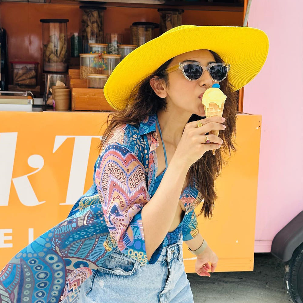 అనతి కాలంలోనే టాప్‌ హీరోయిన్ల జాబితాలో చేరింది అందాల తార రకుల్‌ ప్రీత్‌ సింగ్‌. వరుస సినిమాలు అవకాశాలు దక్కించుకున్న ఈ బ్యూటీ.. టాలీవుడ్‌లో దాదాపు అందరు అగ్రహీరోల సరసన ఆడిపాడింది.. తాజాగా ఈ సుందరి షేర్ చేసిన ఫోటోస్ చూస్తే ఎవరైనా పడిపోవాల్సిందే.