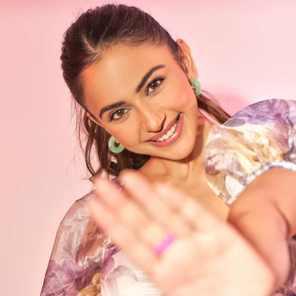 టాలీవుడ్ టాప్ హీరోయిన్ల లిస్ట్ లో తక్కువ టైం లోనే చేరింది అందాల తార రకుల్ ప్రీత్ సింగ్. వరుస సినిమాలు అవకాశాలు దక్కించుకుంది ఈ బ్యూటీ. టాలీవుడ్లో దాదాపు అందరు అగ్రహీరోల సరసన ఆడిపాడింది. కెరటం సినిమాతో టాలీవుడ్ లోకి అరంగేట్రం చేసింది. ఈ భామ తాజాగా సోషల్ మీడియాలో ఫోటోలు షేర్ చేసింది. ఈ ముద్దుగుమ్మ తాజా ఫొటోస్ చుస్తే వావ్ అనాల్సిందే.