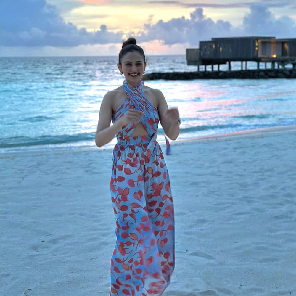 టాలీవుడ్ టాప్ హీరోయిన్ల లిస్ట్ లో తక్కువ టైం లోనే చేరింది అందాల తార రకుల్ ప్రీత్ సింగ్. వరుస సినిమాలు అవకాశాలు దక్కించుకుంది ఈ బ్యూటీ. టాలీవుడ్లో దాదాపు అందరు అగ్రహీరోల సరసన ఆడిపాడింది. కెరటం సినిమాతో టాలీవుడ్ లోకి అరంగేట్రం చేసింది. ఈ భామ తాజాగా సోషల్ మీడియాలో ఫోటోలు షేర్ చేసింది. ఈ ముద్దుగుమ్మ తాజా ఫొటోస్ చుస్తే వావ్ అనాల్సిందే.