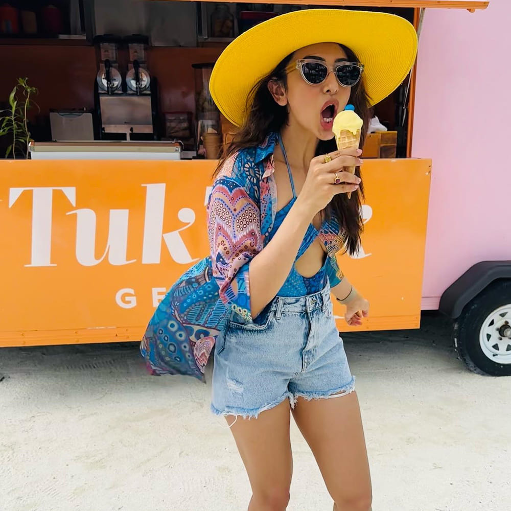 అనతి కాలంలోనే టాప్‌ హీరోయిన్ల జాబితాలో చేరింది అందాల తార రకుల్‌ ప్రీత్‌ సింగ్‌. వరుస సినిమాలు అవకాశాలు దక్కించుకున్న ఈ బ్యూటీ.. టాలీవుడ్‌లో దాదాపు అందరు అగ్రహీరోల సరసన ఆడిపాడింది.. తాజాగా ఈ సుందరి షేర్ చేసిన ఫోటోస్ చూస్తే ఎవరైనా పడిపోవాల్సిందే.