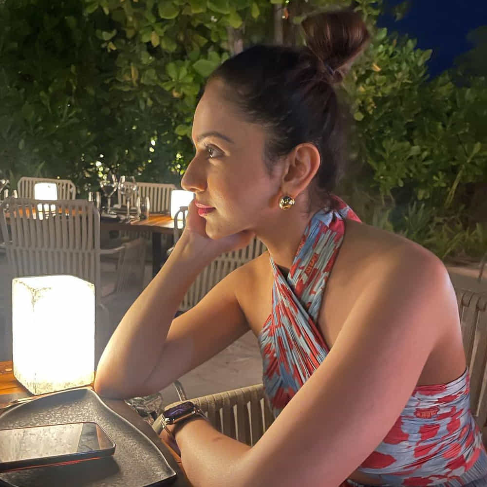 టాలీవుడ్ టాప్ హీరోయిన్ల లిస్ట్ లో తక్కువ టైం లోనే చేరింది అందాల తార రకుల్ ప్రీత్ సింగ్. వరుస సినిమాలు అవకాశాలు దక్కించుకుంది ఈ బ్యూటీ. టాలీవుడ్లో దాదాపు అందరు అగ్రహీరోల సరసన ఆడిపాడింది. కెరటం సినిమాతో టాలీవుడ్ లోకి అరంగేట్రం చేసింది. ఈ భామ తాజాగా సోషల్ మీడియాలో ఫోటోలు షేర్ చేసింది. ఈ ముద్దుగుమ్మ తాజా ఫొటోస్ చుస్తే వావ్ అనాల్సిందే.