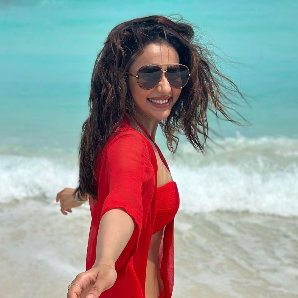 అనతి కాలంలోనే టాప్‌ హీరోయిన్ల జాబితాలో చేరింది అందాల తార రకుల్‌ ప్రీత్‌ సింగ్‌. వరుస సినిమాలు అవకాశాలు దక్కించుకున్న ఈ బ్యూటీ.. టాలీవుడ్‌లో దాదాపు అందరు అగ్రహీరోల సరసన ఆడిపాడింది.. తాజాగా ఈ సుందరి షేర్ చేసిన ఫోటోస్ చూస్తే ఎవరైనా పడిపోవాల్సిందే.