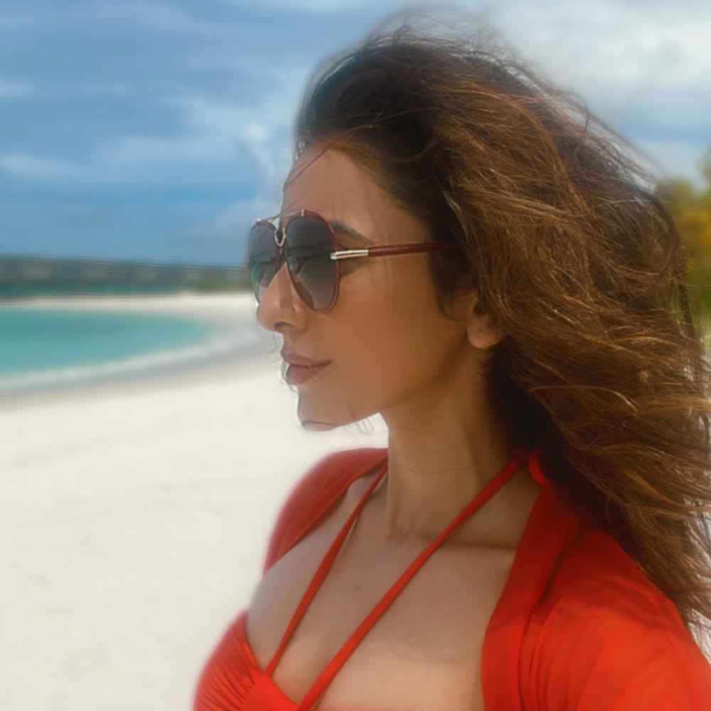 అనతి కాలంలోనే టాప్‌ హీరోయిన్ల జాబితాలో చేరింది అందాల తార రకుల్‌ ప్రీత్‌ సింగ్‌. వరుస సినిమాలు అవకాశాలు దక్కించుకున్న ఈ బ్యూటీ.. టాలీవుడ్‌లో దాదాపు అందరు అగ్రహీరోల సరసన ఆడిపాడింది.. తాజాగా ఈ సుందరి షేర్ చేసిన ఫోటోస్ చూస్తే ఎవరైనా పడిపోవాల్సిందే.