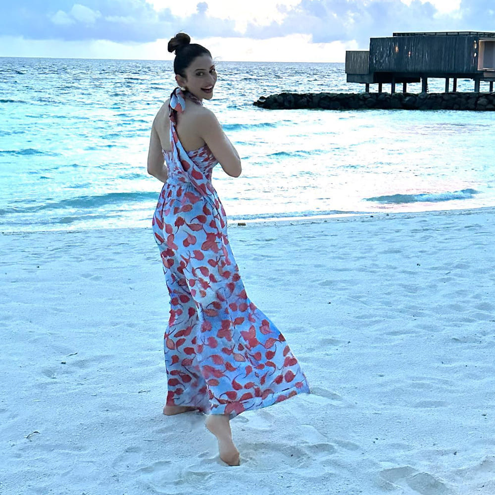 అనతి కాలంలోనే టాప్‌ హీరోయిన్ల జాబితాలో చేరింది అందాల తార రకుల్‌ ప్రీత్‌ సింగ్‌. వరుస సినిమాలు అవకాశాలు దక్కించుకున్న ఈ బ్యూటీ.. టాలీవుడ్‌లో దాదాపు అందరు అగ్రహీరోల సరసన ఆడిపాడింది.. తాజాగా ఈ సుందరి షేర్ చేసిన ఫోటోస్ చూస్తే ఎవరైనా పడిపోవాల్సిందే.