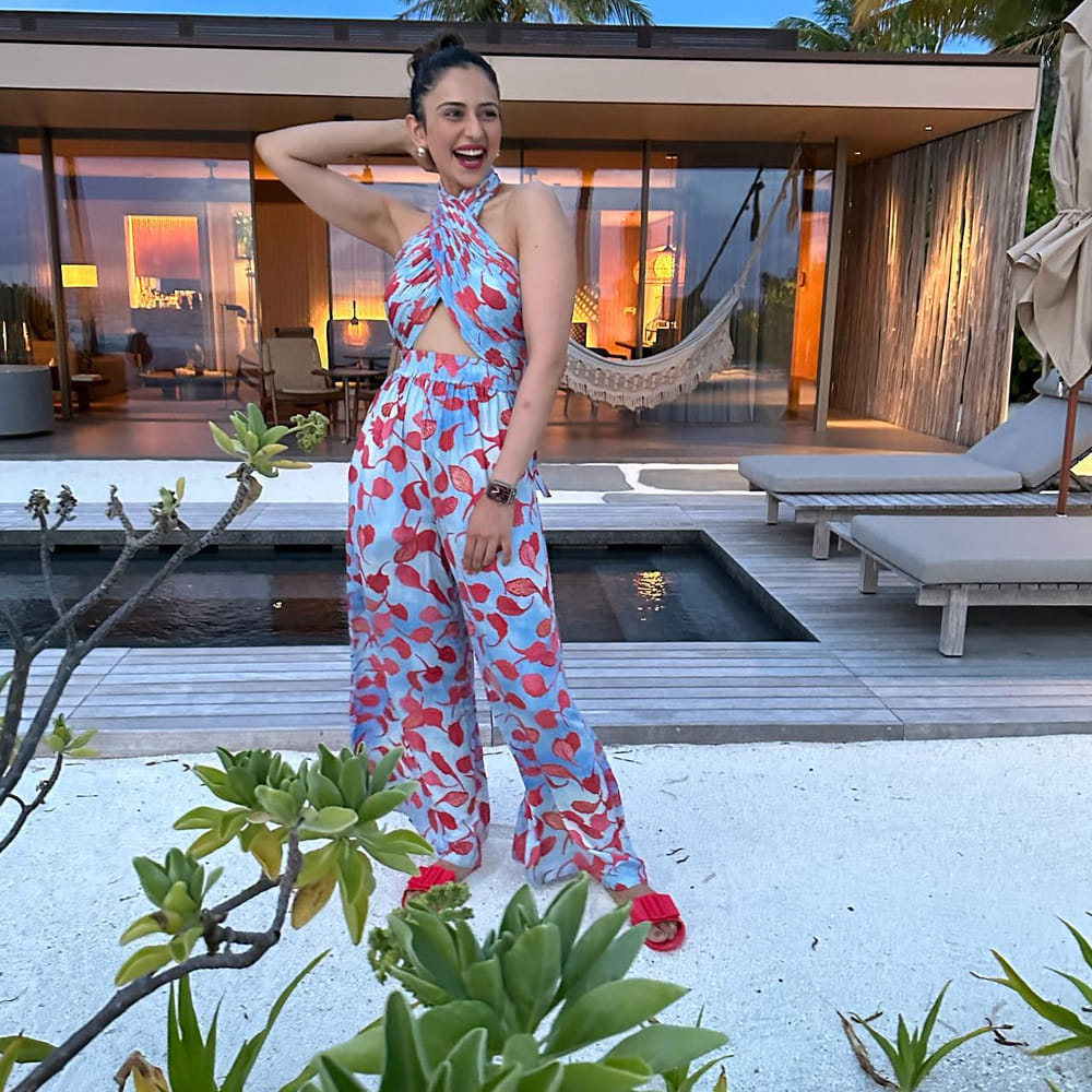 అనతి కాలంలోనే టాప్‌ హీరోయిన్ల జాబితాలో చేరింది అందాల తార రకుల్‌ ప్రీత్‌ సింగ్‌. వరుస సినిమాలు అవకాశాలు దక్కించుకున్న ఈ బ్యూటీ.. టాలీవుడ్‌లో దాదాపు అందరు అగ్రహీరోల సరసన ఆడిపాడింది.. తాజాగా ఈ సుందరి షేర్ చేసిన ఫోటోస్ చూస్తే ఎవరైనా పడిపోవాల్సిందే.