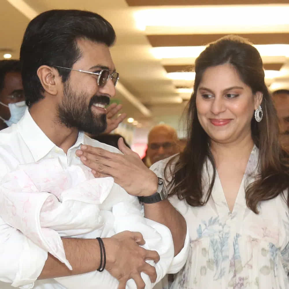 కాగా మెగా ప్రిన్సెస్ ను చూసేందుకు పెద్ద ఎత్తున అభిమానులు గూమిగూడారు. ఈ సందర్భంగా తమ బేబీ క్షేమాన్ని కోరుతూ ప్రార్థించిన వారందరికీ ధన్యవాదాలు తెలిపారు చెర్రీ, ఉపాసన