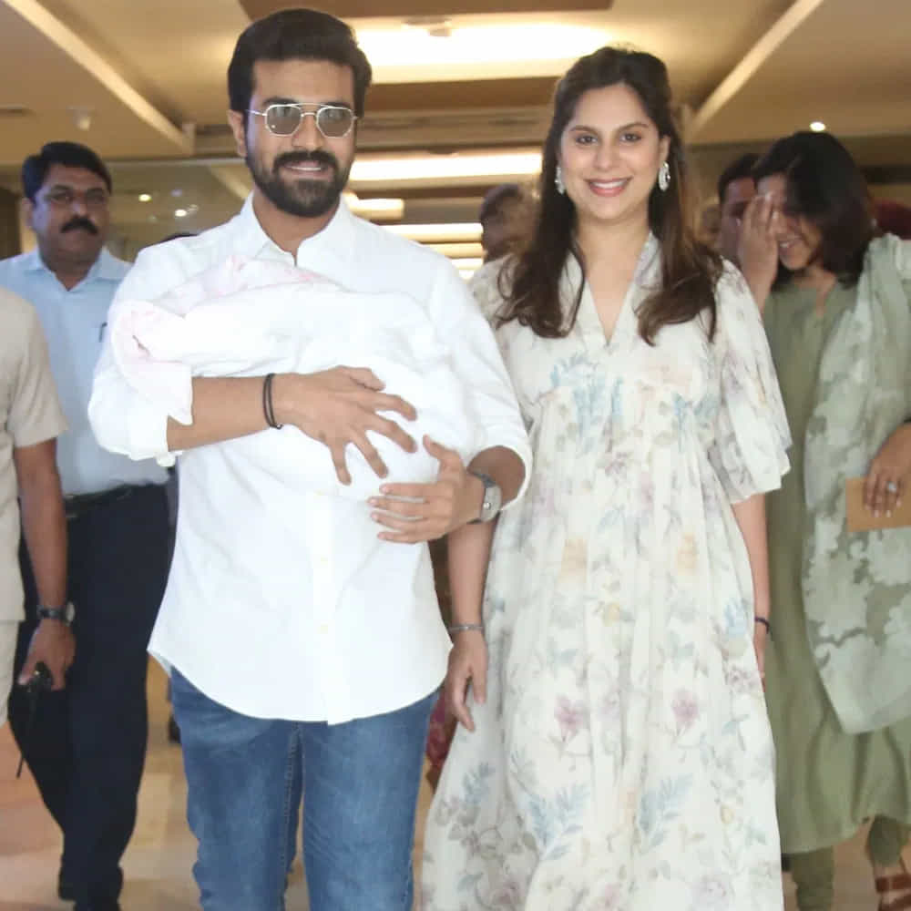 మీరు చూపిస్తున్న ప్రేమకు నాకు మాటలు రావడం లేదు. మీ ఆశీస్సులు ఎప్పుడూ ఇలాగే ఉండాలని కోరుకుంటున్నా అని ఫ్యాన్స్ తో చెప్పుకొచ్చాడు రామ్ చరణ్.