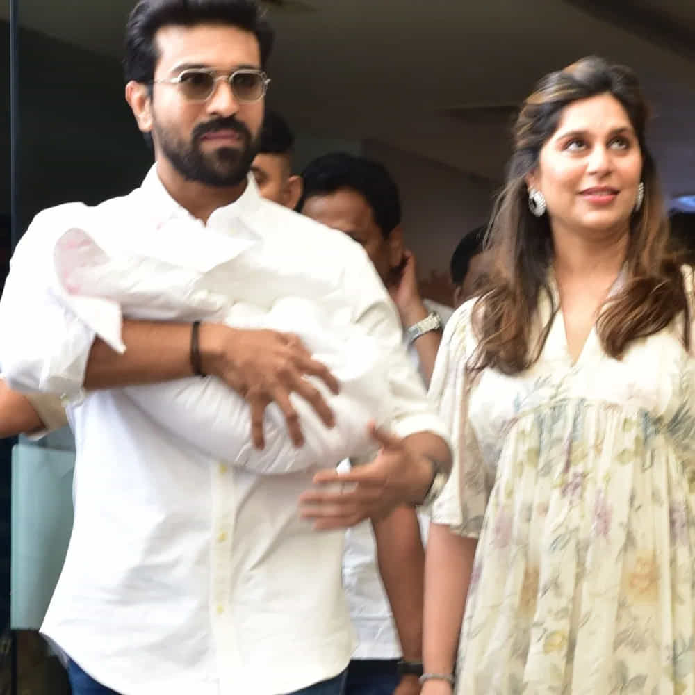అపోలో ఆస్పత్రిలో ఉపాసన ప్రవసం జరగ్గా.. శుక్రవారం ఆమె డిశ్చార్జ్ అయ్యింది. ఈ సందర్భంగా ఉపాసనను, తన కూతురును దగ్గరుండి ఇంటికి తీసుకుపోయాడు రామ్ చరణ్.