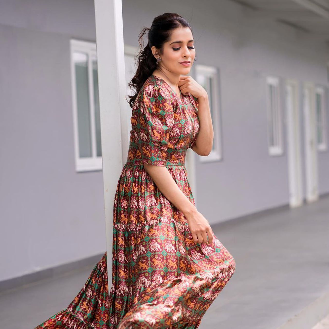 స్టార్ యాంకర్ రష్మీ గౌతమ్ అంటే తెలియని వారుండరు. తన అందం, యాంకరింగ్ తో ప్రేక్షకులను అలరిస్తుంది ఈ భామ. ఈవెంట్స్, టీవీ షోలతో ఎప్పుడూ బిజీగా గడుపుతుంది ఈ భామ. గుంటూరు టాకీస్, అంతకు మించి, బొమ్మ బ్లాక్ బస్టర్ వంటి చిత్రాల్లో హీరోయిన్ గా నటించింది ఈ అమ్మడు. ఎప్పుడూ సోషల్‌ మీడియాలోనూ యాక్టివ్‌గా ఉంటూ ఫొటోస్ షేర్ చేస్తూ అభిమానులను ఖుషి చేస్తుంది ఈ ముద్దుగుమ్మ.