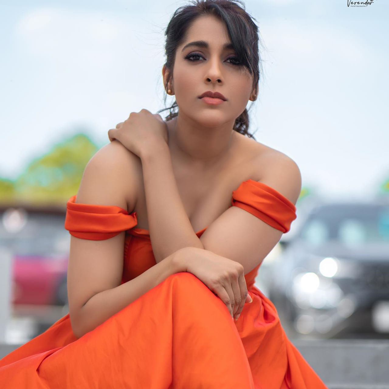 రష్మి గౌతమ్ గురించి ప్రత్యేకంగ చెప్పాల్సిన అవసరం లేదు. ఇండస్ట్రీకి ఎప్పుడో వచ్చిన ఈటీవీలో వచ్చే జబర్దస్త్ షో తో బాగా పాపులర్ అయ్యారు. తెలుగు రాష్ట్రాల్లో మంచి క్రేజ్ సంపాదించుకున్నారు ముద్దుగుమ్మ.