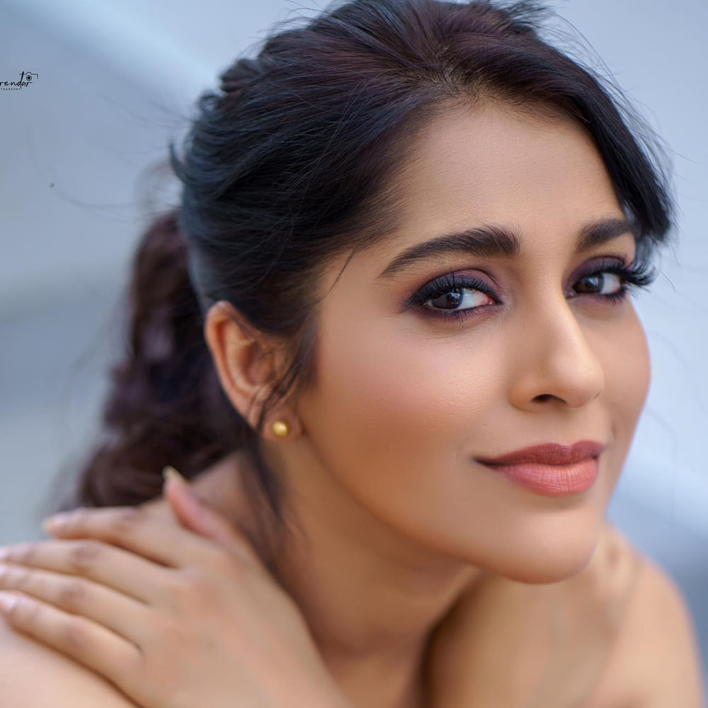 రష్మి గౌతమ్ గురించి ప్రత్యేకంగ చెప్పాల్సిన అవసరం లేదు. ఇండస్ట్రీకి ఎప్పుడో వచ్చిన ఈటీవీలో వచ్చే జబర్దస్త్ షో తో బాగా పాపులర్ అయ్యారు. తెలుగు రాష్ట్రాల్లో మంచి క్రేజ్ సంపాదించుకున్నారు ముద్దుగుమ్మ.