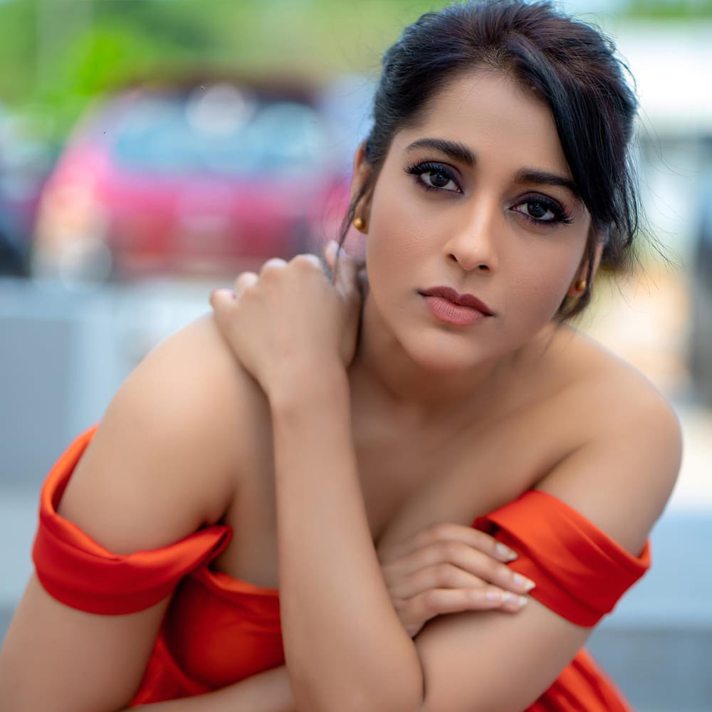 రష్మి గౌతమ్ గురించి ప్రత్యేకంగ చెప్పాల్సిన అవసరం లేదు. ఇండస్ట్రీకి ఎప్పుడో వచ్చిన ఈటీవీలో వచ్చే జబర్దస్త్ షో తో బాగా పాపులర్ అయ్యారు. తెలుగు రాష్ట్రాల్లో మంచి క్రేజ్ సంపాదించుకున్నారు ముద్దుగుమ్మ.