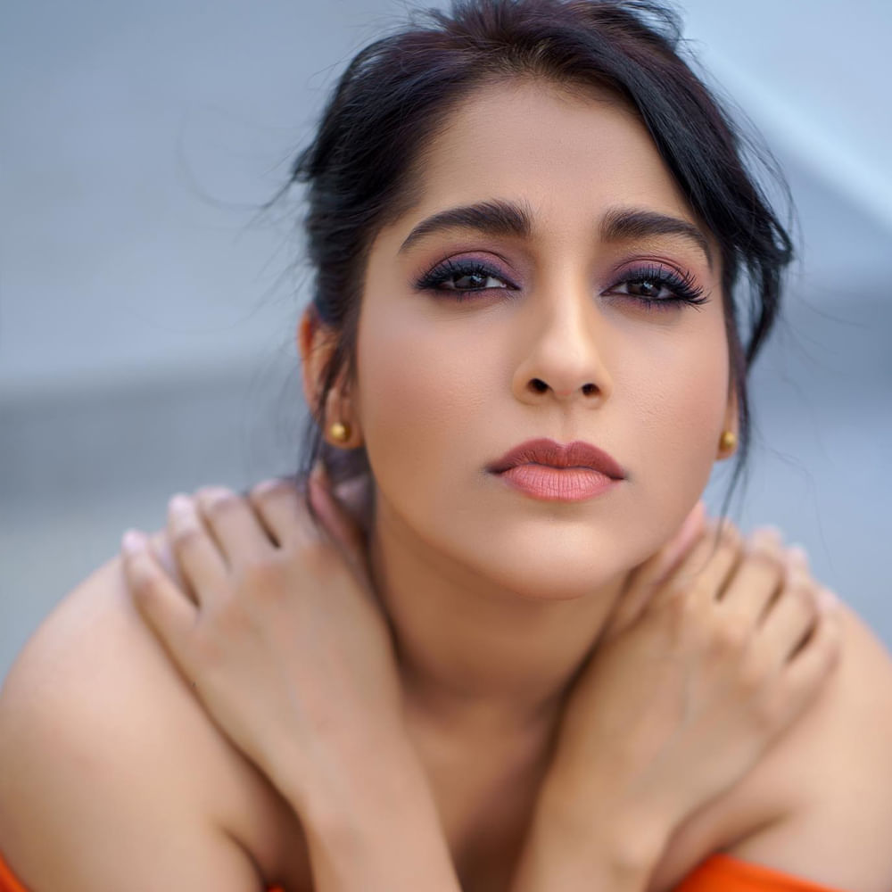 రష్మి గౌతమ్ గురించి ప్రత్యేకంగ చెప్పాల్సిన అవసరం లేదు. ఇండస్ట్రీకి ఎప్పుడో వచ్చిన ఈటీవీలో వచ్చే జబర్దస్త్ షో తో బాగా పాపులర్ అయ్యారు. తెలుగు రాష్ట్రాల్లో మంచి క్రేజ్ సంపాదించుకున్నారు ముద్దుగుమ్మ.