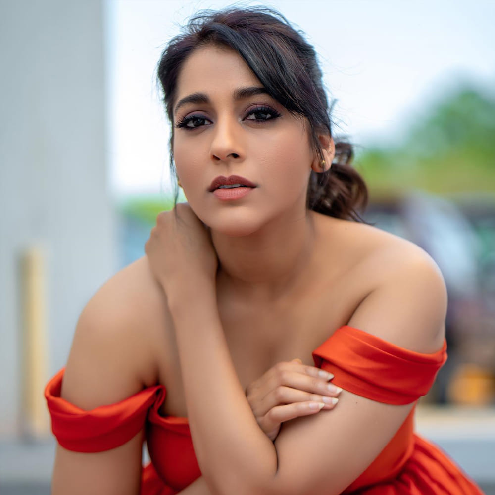 రష్మి గౌతమ్ గురించి ప్రత్యేకంగ చెప్పాల్సిన అవసరం లేదు. ఇండస్ట్రీకి ఎప్పుడో వచ్చిన ఈటీవీలో వచ్చే జబర్దస్త్ షో తో బాగా పాపులర్ అయ్యారు. తెలుగు రాష్ట్రాల్లో మంచి క్రేజ్ సంపాదించుకున్నారు ముద్దుగుమ్మ.