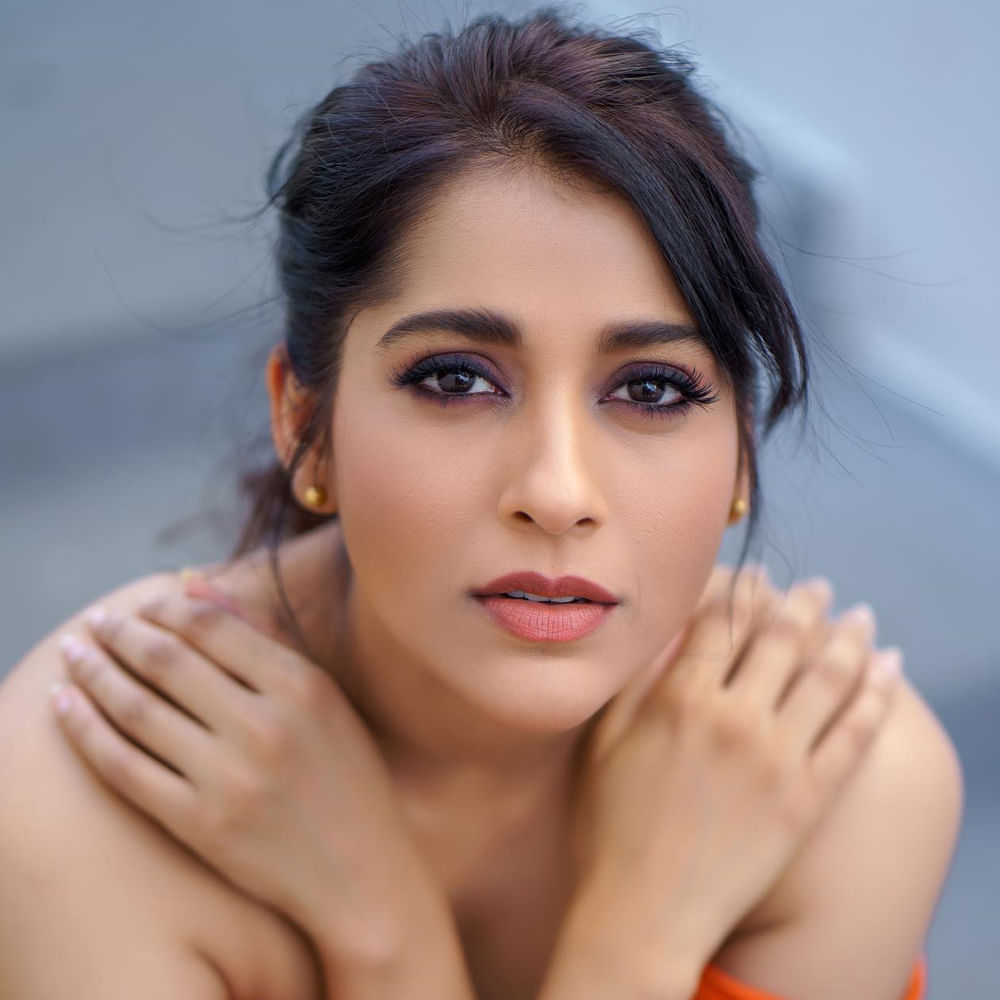 రష్మి గౌతమ్ గురించి ప్రత్యేకంగ చెప్పాల్సిన అవసరం లేదు. ఇండస్ట్రీకి ఎప్పుడో వచ్చిన ఈటీవీలో వచ్చే జబర్దస్త్ షో తో బాగా పాపులర్ అయ్యారు. తెలుగు రాష్ట్రాల్లో మంచి క్రేజ్ సంపాదించుకున్నారు ముద్దుగుమ్మ.